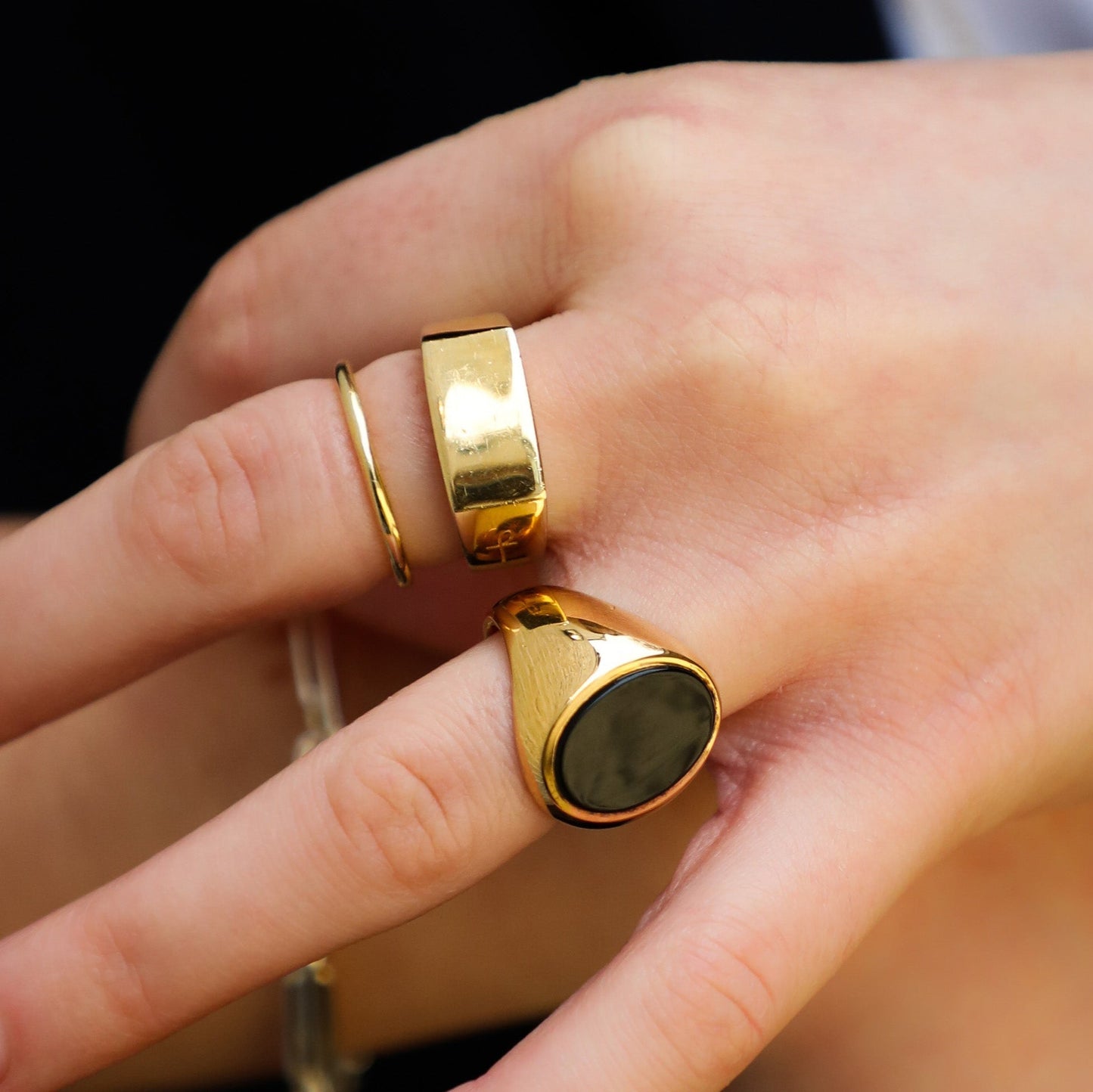 ONYX OVAL SIGNET GOLD
