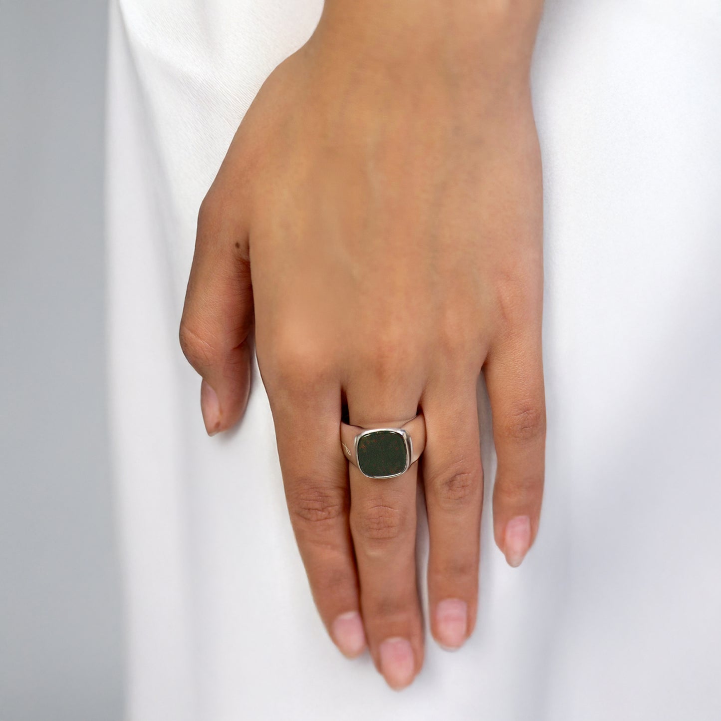 GREEN BLOODSTONE SIGNET GOLD (S)